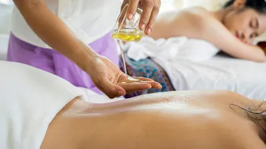 2 People receiving a massage